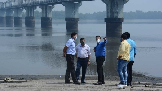Police officers inspect area where Mansukh Hiran's body was found. (Praful Gangurde /HT File Photo ) Police officers inspect area where Mansukh Hiran's body was found. (Praful Gangurde /HT File Photo )