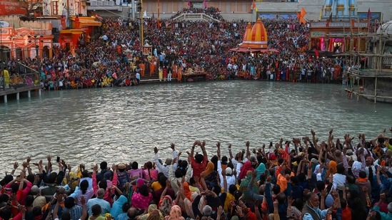 Devotees attend evening prayers after Shahi Snan (grand bath) on the occasion of the Maha Shivratri in Haridwar.(Photo by Prakash SINGH / AFP) (AFP) Devotees attend evening prayers after Shahi Snan (grand bath) on the occasion of the Maha Shivratri in Haridwar.(Photo by Prakash SINGH / AFP) (AFP)