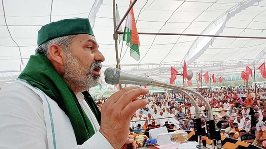 Ballia: Bharatiya Kisan Union (BKU) spokesperson Rakesh Tikait addresses the 'Kisan Mahapanchayat' at Sikanderpur in Ballia district, Wednesday, March 10, 2021. (PTI Photo)(PTI03_10_2021_000180B) (PTI)