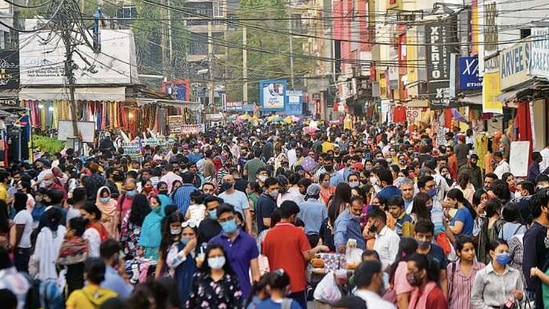 Shoppers throng the Lajpat Nagar market on Sunday, flouting social distancing norms . Amal KS/HT PHOTO Shoppers throng the Lajpat Nagar market on Sunday, flouting social distancing norms . Amal KS/HT PHOTO