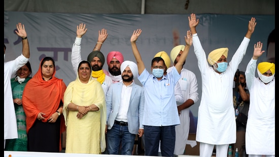 Aam Aadmi Party national convener and Delhi chief minister Arvind Kejriwal Aand other party leaders at kisan mahapanchayat at Moga district’s Baghapurana on Sunday. (Sanjeev Kumar/HT) Aam Aadmi Party national convener and Delhi chief minister Arvind Kejriwal Aand other party leaders at kisan mahapanchayat at Moga district’s Baghapurana on Sunday. (Sanjeev Kumar/HT)