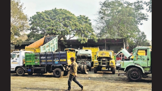 A total of 127 vehicles from the PMC solid waste management department will be axed in the next year due to Centre\s scrappage policy on old vehicles. (Pratham Gokhale/HT Photo) A total of 127 vehicles from the PMC solid waste management department will be axed in the next year due to Centre\s scrappage policy on old vehicles. (Pratham Gokhale/HT Photo)