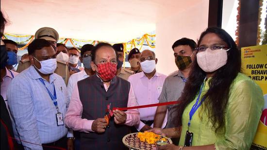 Union health minister Dr Harsh Vardhan inaugurating the Centre of Excellence for Intelligent Sensors and Systems at CSIR-CSIO, Sector 30, in Chandigarh on Sunday. (Keshav Singh/HT) Union health minister Dr Harsh Vardhan inaugurating the Centre of Excellence for Intelligent Sensors and Systems at CSIR-CSIO, Sector 30, in Chandigarh on Sunday. (Keshav Singh/HT)