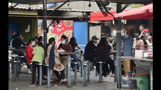 Residents enjoying their meal at an eatery in Ghumar Mandi, Ludhiana, on Sunday even though only takeaways and home delivery services are allowed. (Harsimar Pal Singh/HT) Residents enjoying their meal at an eatery in Ghumar Mandi, Ludhiana, on Sunday even though only takeaways and home delivery services are allowed. (Harsimar Pal Singh/HT)