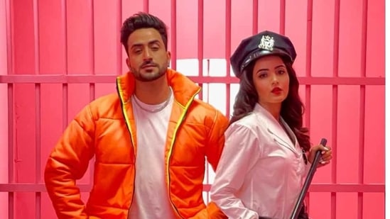 Aly Goni and Jasmin Bhasin in the Tera Suit music video.