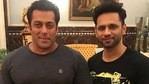 Salman Khan le presenta un ciclo eléctrico a Rahul Vaidya.