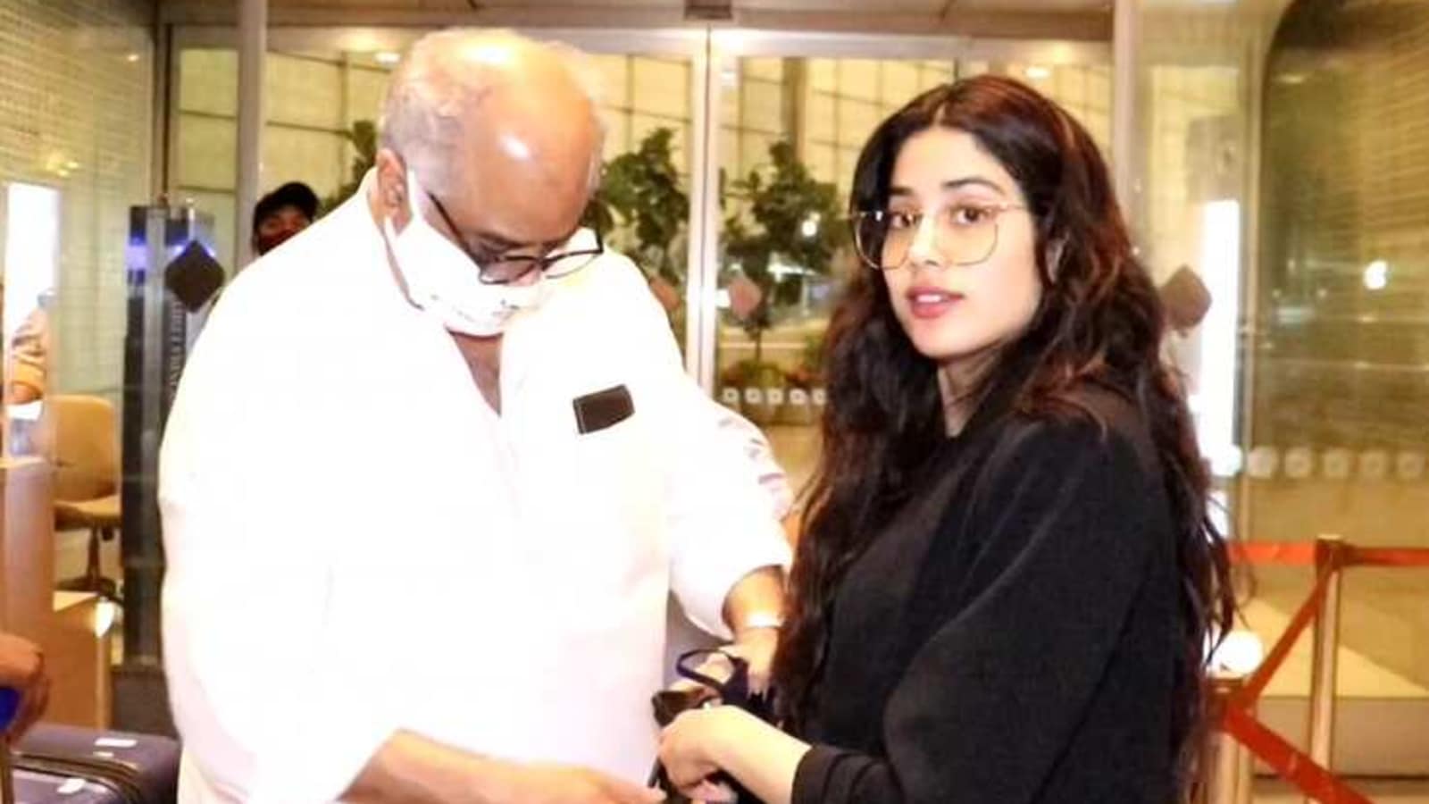 Janhvi Kapoor runs back to give dad Boney Kapoor a tight hug before boarding flight. Watch