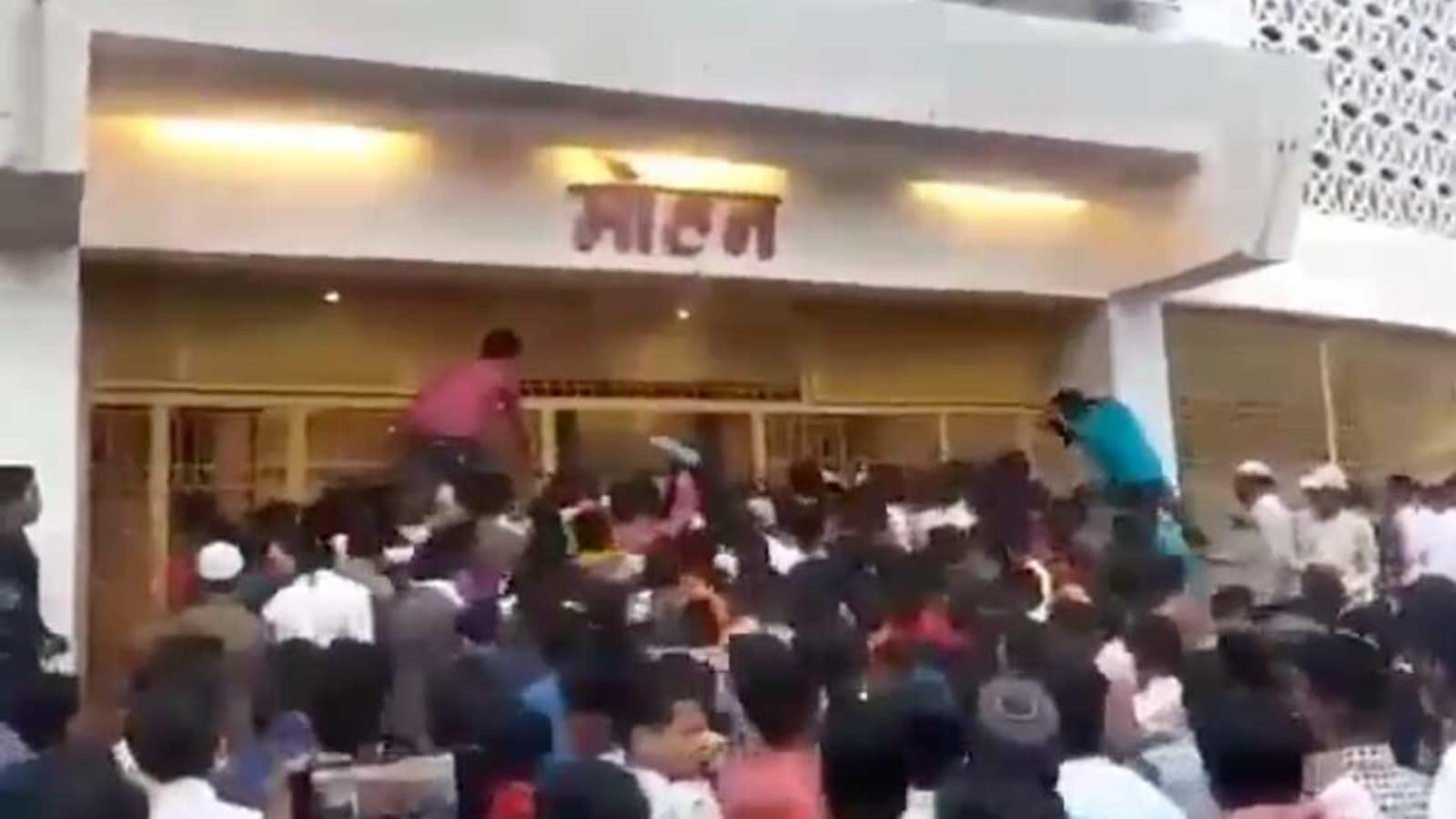 Crowd storms movie hall screening Mumbai Saga, Raj Kundra jokes it is a 'covid free' experience. Watch video