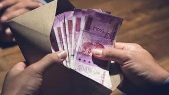 Rupee Gains 15 Paise To End At 72 37 Against Us Dollar Hindustan Times