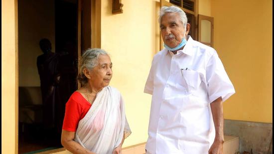 Congress leader and former Kerala chief minister Oomen Chandy with his sister in Kottayam. (Vivek Nair/HT PHOTO) Congress leader and former Kerala chief minister Oomen Chandy with his sister in Kottayam. (Vivek Nair/HT PHOTO)