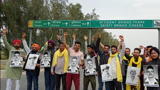 The young before starting on their march to Delhi as Tuesday marks the martyrdom day of Bhagat Singh. (HT photo)