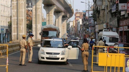 Police personnel check vehicles during a lockdown in Nagpur. (HT Photo) Police personnel check vehicles during a lockdown in Nagpur. (HT Photo)