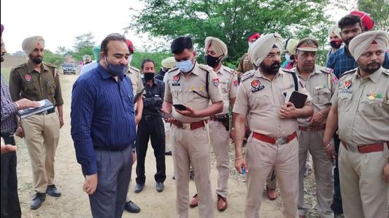 Punjab Police personnel at the site where the encounter with the nihangs took place near Singhpura village of Bhikhiwind in Tarn Taran district on Sunday. (HT Photo) Punjab Police personnel at the site where the encounter with the nihangs took place near Singhpura village of Bhikhiwind in Tarn Taran district on Sunday. (HT Photo)