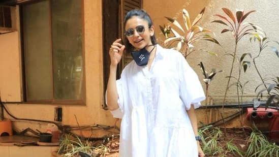 Rakul Preet Singh greeting the paparazzi.