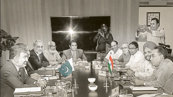 Pakistan's Commissioner for Indus Waters Syed Muhammad Mehar Ali Shah (extreme left) talks with Indian Indus Water Commissioner Pradeep Kumar Saxena (extreme right) with other members of the committees during a meeting to discuss the Indus Waters Treaty and other issues in Lahore on August 29, 2018. (AFP)
