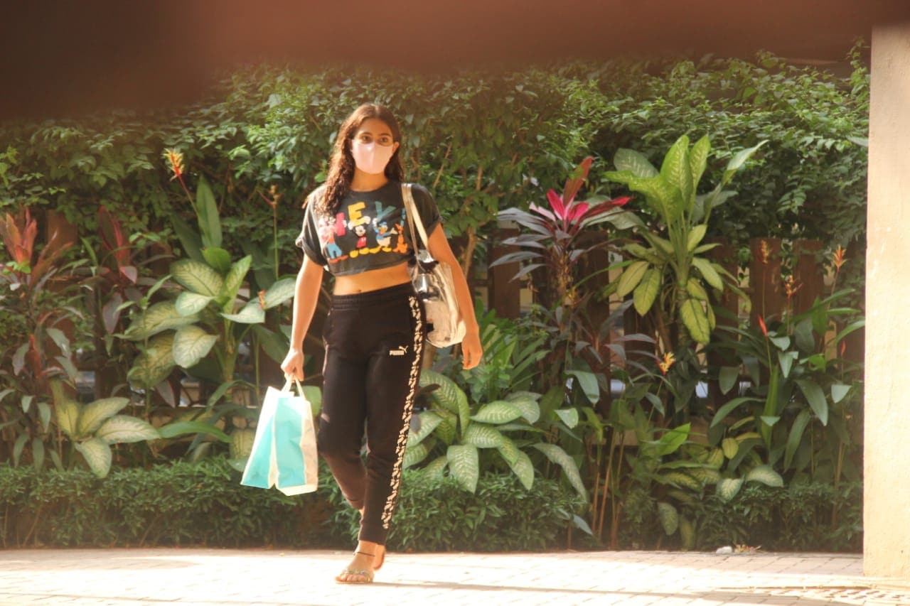 Sara Ali Khan spotted on Monday at Saif Ali Khan and Kareena Kapoor's Mumbai house.(Varinder Chawla) Sara Ali Khan spotted on Monday at Saif Ali Khan and Kareena Kapoor's Mumbai house.(Varinder Chawla)