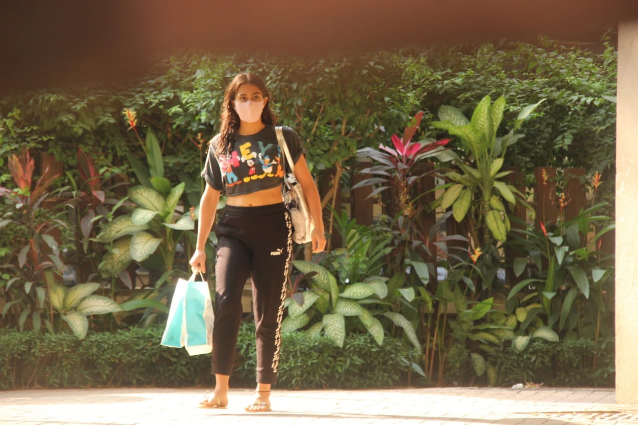 Sara Ali Khan exiting Saif Ali Khan and Kareena Kapoor's house. (Varinder Chawla) Sara Ali Khan exiting Saif Ali Khan and Kareena Kapoor's house. (Varinder Chawla)