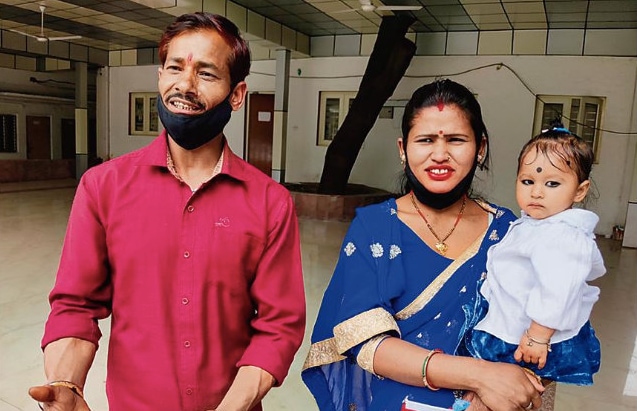 Sangeeta delivered a baby in the police van while two policemen helped her and his mother with the delivery. Sangeeta delivered a baby in the police van while two policemen helped her and his mother with the delivery.