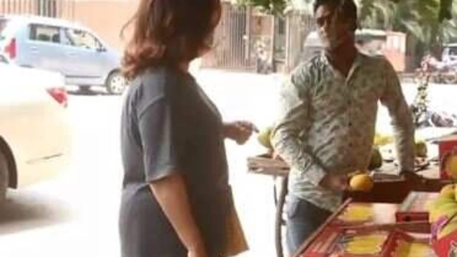 Farah Khan removes mask to smell mangoes at roadside stall, people call it unhygienic. Watch video