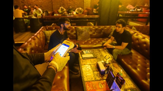 The legal drinking age in Delhi has reduced from 25 to 21, much to the elation of youngsters and restaurateurs. (Amal KS/HT (Photo for representational purposes only)) The legal drinking age in Delhi has reduced from 25 to 21, much to the elation of youngsters and restaurateurs. (Amal KS/HT (Photo for representational purposes only))