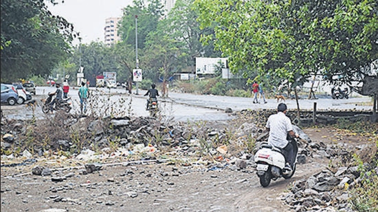 Vehicle users struggle on an incomplete patch on the Baner Pashan link road, on Monday. (HT) Vehicle users struggle on an incomplete patch on the Baner Pashan link road, on Monday. (HT)
