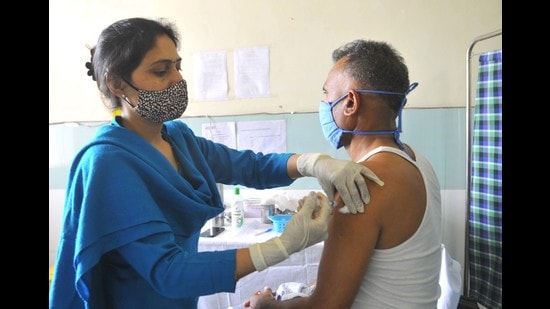 So far, 67,782 doses have been administered, including 26,354 residents above the age of 60 (HT file) So far, 67,782 doses have been administered, including 26,354 residents above the age of 60 (HT file)