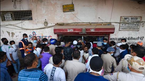 A large crowd of people outside a liquor shop in New Delhi. (HT Archive) A large crowd of people outside a liquor shop in New Delhi. (HT Archive)