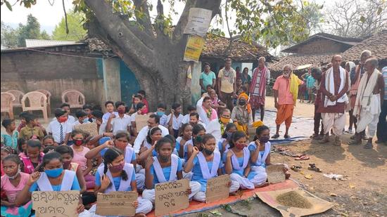 School children in Ratnapur village of Odisha’s Sundargarh district at a protest site demanding the stoppage of coal trucks driving through their village.(HT PHOTO) School children in Ratnapur village of Odisha’s Sundargarh district at a protest site demanding the stoppage of coal trucks driving through their village.(HT PHOTO)