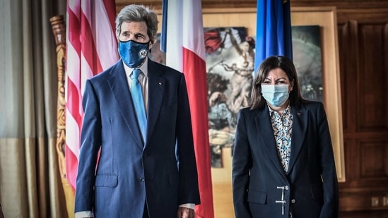 US climate envoy John Kerry (L) and the Mayor of Paris Anne Hidalgo pose for a photograph prior to their meeting at the Hotel de Ville, in Paris on March 12, 2021. - US climate envoy John Kerry confirmed on March 10, 2021, the United States would lay out new financing commitments for the Paris Agreement to cut greenhouse gas emissions ahead of an April 22 summit, the pact's fifth anniversary. (Photo by STEPHANE DE SAKUTIN / AFP)(AFP) US climate envoy John Kerry (L) and the Mayor of Paris Anne Hidalgo pose for a photograph prior to their meeting at the Hotel de Ville, in Paris on March 12, 2021. - US climate envoy John Kerry confirmed on March 10, 2021, the United States would lay out new financing commitments for the Paris Agreement to cut greenhouse gas emissions ahead of an April 22 summit, the pact's fifth anniversary. (Photo by STEPHANE DE SAKUTIN / AFP)(AFP)