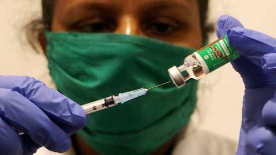Nagpur: A medic prepares to administer COVID-19 vaccine to senior citizens, during the countrywide inoculation drive, in Nagpur, Saturday, March 20, 2021. (PTI Photo)(PTI03_20_2021_000134B)(PTI)