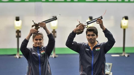 Indian shooters Manu Bhaker and Saurabh Chaudhary.(Burhaan Kinu/HT PHOTO)