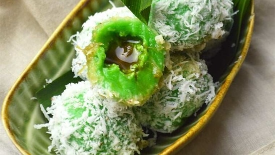 Klepon Pandan Tradisional: Klepon pandan berwarna hijau alami, dibalut kelapa parut dan berisi gula merah lumer