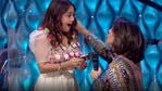 Neha Kakkar was excited on receiving the gift from Neetu Kapoor. Neha Kakkar was excited on receiving the gift from Neetu Kapoor.