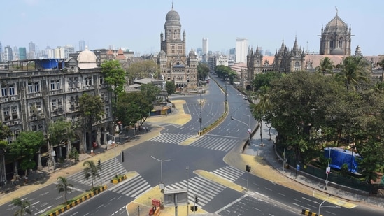 The Chhatrapati Shivaji Maharaj Terminus (CSMT) traffic junction, seen the first day of what began as a 21-day nationwide lockdown to check the spread of the novel coronavirus, in Mumbai on March 25, 2020. Prime Minister Narendra Modi had announced the measure during a televised address to the nation the previous evening.(Bhushan Koyande / HT Archive)