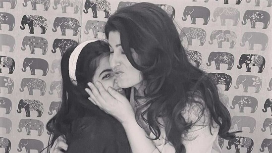 Nitara and Twinkle Khanna(Instagram) Nitara and Twinkle Khanna(Instagram)