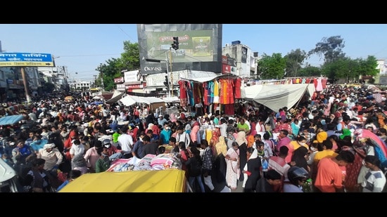 People converged at the Buddh Bazar in Lucknow on Wednesday. Most of them were not wearing masks. (Deepak Gupta/HT photo) People converged at the Buddh Bazar in Lucknow on Wednesday. Most of them were not wearing masks. (Deepak Gupta/HT photo)