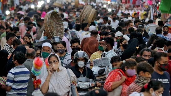 People wearing protective masks crowd a marketplace amidst the spread of Covid-19 in Mumbai, India, March 22, 2021. (Reuters)