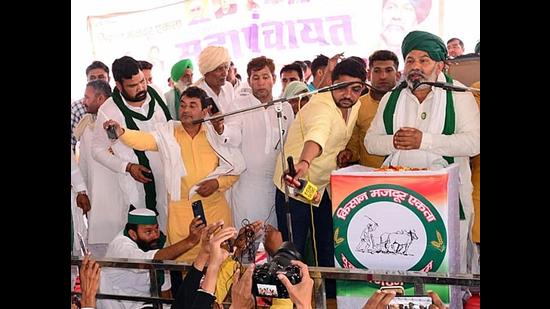 Bhartiya Kisan Union leader Rakesh Tikait addressing a kisan mahapanchayat in Meham town of Rohtak district on Wednesday. (Manoj Dhaka/HT)