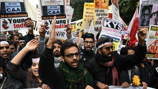 Activist and former JNU student Umar Khalid along with students and supporters protest against Citizenship Amendment Act (CAA), National Population Register (NPR) and National Register of Citizens (NRC) at Jantar Mantar in New Delhi on January 20, 2020. (HT Archive)