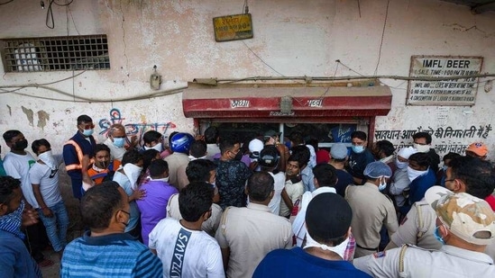 A large crowd of people outside a liquor shop in New Delhi. (HT Archive) A large crowd of people outside a liquor shop in New Delhi. (HT Archive)