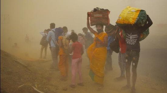 The lockdown triggered an exodus of hundreds of thousands of migrant workers from cities. (Ajay Aggarwal /HT PHOTO)