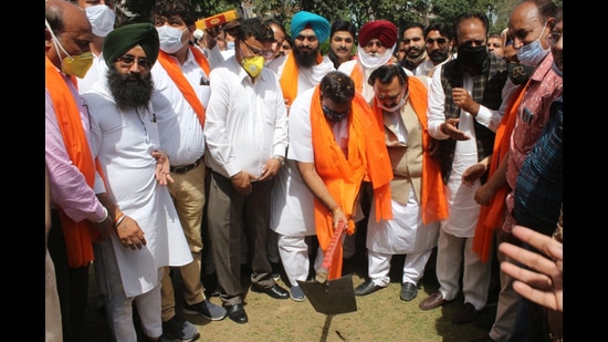 MLA Surinder Dawar inaugurating renovation work at mini rose garden at Kidwai Nagar in Ludhiana on Wednesday. (HT Photo) MLA Surinder Dawar inaugurating renovation work at mini rose garden at Kidwai Nagar in Ludhiana on Wednesday. (HT Photo)