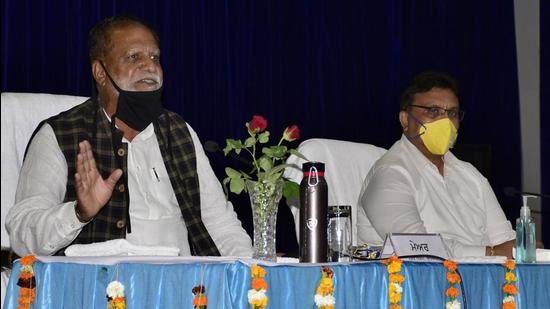 Ludhiana mayor Balkar Sandhu and municipal commissioner Pardeep Sabharwal during the House meeting on Wednesday. (Harsimar Pal Singh/HT) Ludhiana mayor Balkar Sandhu and municipal commissioner Pardeep Sabharwal during the House meeting on Wednesday. (Harsimar Pal Singh/HT)