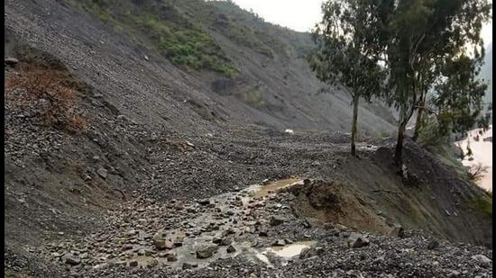 A stretch of the Jammu-Srinagar highway blocked by landslide in Ramban district. (HT PHOTO) A stretch of the Jammu-Srinagar highway blocked by landslide in Ramban district. (HT PHOTO)