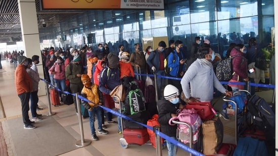 The DGCA had on March 13 asked airlines to de-board passengers who do not wear their masks "properly" despite repeated warnings.(PTI file photo) The DGCA had on March 13 asked airlines to de-board passengers who do not wear their masks "properly" despite repeated warnings.(PTI file photo)