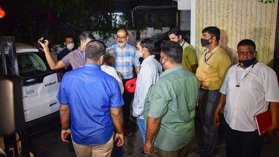 Central Forensic Science Laboratory, Pune (CFSL) team with NIA forensic experts recreate the crime scene by taking suspended API Sachin Vaze to the spot where the explosive-laden Scorpio was found outside Antilla on February 25, in Mumbai, Saturday, March 20, 2021.(PTI)