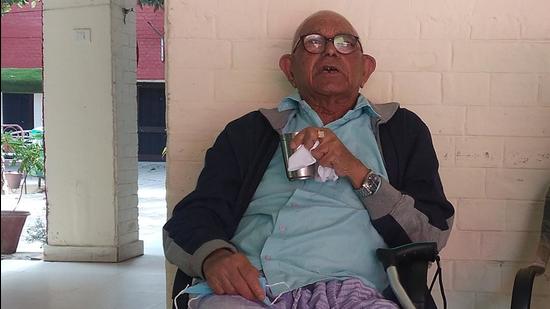 Centenarian SK Bhalla, who has hearing issues, says faces hidden behind masks make it difficult for him to understand people. (HT PHOTO)
