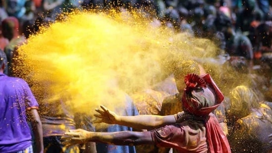 The civic authorities of Mumbai, the Brihanmumbai Municipal Corporation (BMC), on Tuesday banned public and private celebrations of Holi and Rangapanchami in the city. (RAHUL RAUT/HT PHOTO)