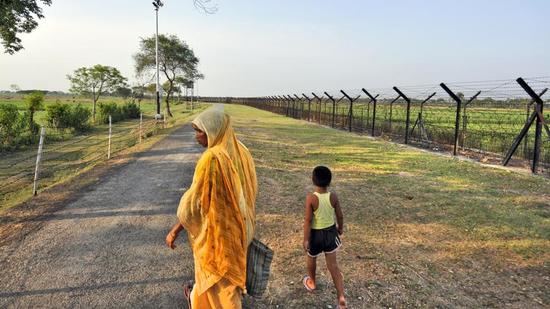 Fence at Indo-Bangladesh Petropol border at Benapole, in West Bengal. (HT Archive)