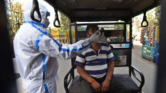 The government said that 89,836 samples were tested for the coronavirus disease (Covid-19) in last 24 hours. In picture - Health worker collecting samples. (HT Photo) The government said that 89,836 samples were tested for the coronavirus disease (Covid-19) in last 24 hours. In picture - Health worker collecting samples. (HT Photo)